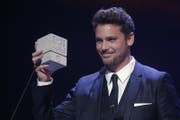 Bastian Baker erhält hier den Swiss Music Award in der Kategorie Best Male Solo Act 2016. (Bild: Walter Bieri /Keystone)