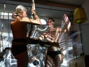 Shibari ist eine erotische Fesseltechnik aus Japan. Nachahmungen können zu Polizeieinsätzen führen. (Themenbild) (Bild: KEYSTONE/SALVATORE DI NOLFI)