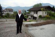 Pfarrer Ernst Heller vor der Baugrube in Weggis, auf dem seine beiden geerbten Einfamilienhäuser entstehen. (Bild André Häfliger)