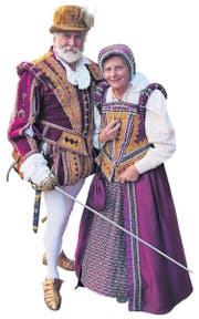 Sonntagsspaziergang – ein elisabethanisch gekleidetes Paar in der Innenstadt von Plymouth. (Bild: Geraldine Friedrich)