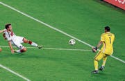 Ein Tor, das die Welt bewegt: Mario Götze schiesst Deutschland zum Titel an der WM in Brasilien. (Bild: Themba Hadebe/AP (Rio de Janeiro, 13. Juli 2014))