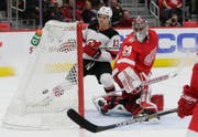 Nico Hischier (links) bezwingt Detroits Goalie Petr Mrazek. (Bild: Duane Burleson/AP (Detroit, 25. November 2017))