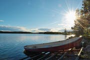 Die Sommersonne in Jokkmokk geht nicht unter, sodass es sich jederzeit paddeln lässt.
