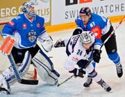 «Eisbär» André Rankel (Nr. 24) sorgt vor dem Tor der Zuger, die ohne Captain Holden antraten, für Unruhe.Bild: Urs Flüeler/Key (Zug, 11. Oktober 2016)