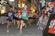 Wird den führenden Yves Florent Cornillie (Mitte) bald überholen: Binyam Furui (links). (Bild: Philipp Schmidli)