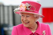 Britains Queen Elizabeth arrives at the Queen Elizabeth II delivery office in Windsor, England, on Wednesday April 20, 2016. The Queen is carrying out engagements in Windsor ahead of her 90th Birthday on Thursday. (Bild: Chris Jackson / AP)
