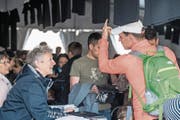 Eine gefragte Helferin: Gabriella Padula, Chefin T-Shirt-Ausgabe und Medaillen. (Bild: Nadia Schärli)