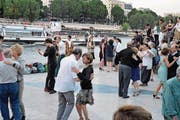Jung und Alt schwingen am Quai St-Bernard das Tanzbein. (Bild: Gerhard Bläske)