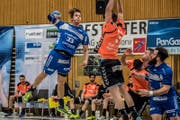 Wuchtig zum Abschluss: Peter Schramm vom HC Kriens-Luzern (links). (Bild: Nadia Schärli (Kriens, 31. Januar 2018))