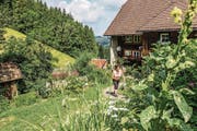 Kräuterexpertin Gertrud Kaltenbach in ihrem Garten auf dem Krummholzenhof bei St. Märgen. (Bild: Hochschwarzwald Tourismus)