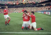 Schweizer Jubel 1994 in Detroit: Stephane Chapuisat wird nach seinem Tor gegen Rumänien von Adrian Knup (links), Christophe Ohrel (rechts) und Dominique Herr gefeiert. (Bild: Keystone)