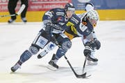 Kampf um den Puck zwischen Ambris Dominik Kubalik (links) und Zugs Santeri Alatalo. (Bild: S. Golay/Keystone)