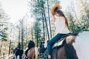 Wie ein waschechtes Cowgirl: Ein Austritt im nahe gelegenen Wald ist ein Muss. (Bilder: Loren Bedeli (Edelweiss)/Angelina Donati)