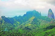 Skyline von Ua Pou: grüne Täler zwischen steil aufragenden Bergspitzen und Felsnadeln. (Bild: Ingrid Schindler)