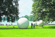 Münster ist voller Skulpturen. Hier die Giant Pool Balls am Aasee: Alle Versuche, sie ins Wasser zu rollen, sind bislang gescheitert. (Bild: Ralf Emmerich)