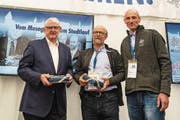 Die Initianten der ersten Stunde: Edwin Rudolf (links) und Urs Grüter (Mitte) werden von OK-Präsident Beat Schorno (rechts) geehrt. (Bild: Heinz Steimann)