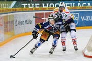 Zugs Nolan Diem (links) versucht im Spiel vom letzten Samstag, sich Ambri-Piottas Keith Aucoin vom Leib zu halten. (Bild: EQ/Maria Schmid)