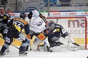 EVZ-Stürmer Nolan Diem bringt Ambris Schlussmann Benjamin Conz in Bedrängnis. (Bild: Davide Agosta/Keystone (Ambri-Piotta, 8. Dezember 2017))