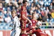 Er konzentriert sich bis Ende Saison noch vollkommen auf Vaduz; Mario Bühler (rechts) im Duell gegen Basels Alexander Fransson. (Bild: Gian Ehrenzeller/Keystone (Vaduz, 5. März 2017))