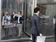 Samsung-Mitarbeiter am Firmenhauptsitz im südkoreanischen Soul. (Bild: KEYSTONE/EPA/KIM HEE-CHUL)