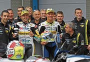 Er links hängt wenig am Natel, er rechts offenbar schon: Tom Lüthi und Dominique Aegerter sind mittlerweile Freunde geworden.Bild: Imago (Assen, 26. Juni 2016)