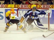 Der Langnauer Topscorer Martin Kariya bezwingt den EVZ-Torhüter Lars Weibel zum 0:1. (Bild Keystone)