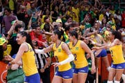 Das brasilianische Volleyball-Team bedankt sich bei den Fans für die Unterstützung. (Bild: EPA / Orlando Barria)