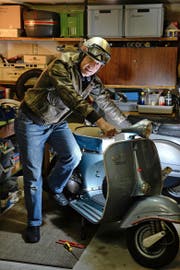 Alte Vespas sind neben dem Laufsport die zweite grosse Leidenschaft des 59-jährigen Willy Stöckli aus Schötz. (Bild Nadia Schärli)