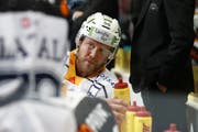 Gegen Zugs Timo Helbling wurde ein Verfahren eröffnet. Er soll den Schiedsrichter beschimpft haben. (Bild: Peter Klaunzer / Keystone)