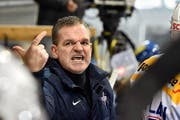 «Auf keinen Fall eine zweite solche Saison», scheint hier Coach Sean Simpson seinen Kloten Flyers zu sagen. (Bild: Keystone/Peter Schneider)