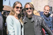 Lukas Schaller von Dada Ante Portas mit Partnerin am 40. Luzerner Stadtlauf am Samstag, 29. April 2017 in Luzern. (Bild: Philipp Schmidli (Luzern, 29. April 2017))