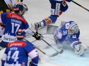 ZSC-Goalie Lukas Flüeler wird zum 1:1 bezwungen und verletzt sich dabei (Bild: KEYSTONE/WALTER BIERI)