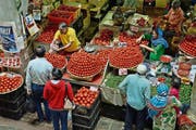 In der Markthalle von Port Louis wird angerichtet, was auf der fruchtbaren Tropeninsel gedeiht. (Bild: Karte oas)