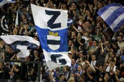Zuger Fans feuern ihre Mannschaft an. Im Schnitt kamen 6366 zu den Heimspielen in die Bossard-Arena (Archivbild). (Bild: Keystone)