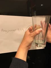Das Glas, an dem Justin Biebers Lippen Spuren hinterlassen haben sollen. (Bild Foto ab ebay.com)