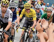 Muss das gelbe Trikot an Fabio Aru (ganz rechts) abgeben: Chris Froome. (Bild: Bernard Papon/Keystone (13. Juli 2017))