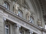 Die Bundesratsparteien halten die Vollgeld-Initiative für ein riskantes Experiment. (Bild: KEYSTONE/GAETAN BALLY)