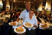 Tavolago-Koch André Schmutz serviert mit Raffaella Fürrer die Chögeli-Pastetli. (Bild André Häfliger/Neue LZ)