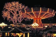 Glitzernde Bäume, Holzhütten und Kettenkarussell im Vergnügungspark Liseberg. (Bild Dagmar Krappe)