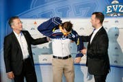 Harold Kreis (links) und Sportchef Reto Kläy (rechts) mit Dominik Volejnicek (ausgeliehen an Malmö). (Bild: Stefan Kaiser)