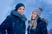 Reto Suri und seine Freundin Christina dem Schneefall. Die beiden wohnen zusammen in Baar. (Bild: Philipp Schmidli / Neue LZ)