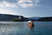 Zur Insel mitten im See von Bled dürfen nur Ruderboote fahren. Wer in der Pilgerkirche Maria die Glocken läuten lässt, dem werde ein Wunsch erfüllt, heisst es. (Bild: Samuel Koch)