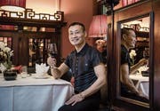 Gönnt sich in seinem Lieblingsrestaurant Li Tai Pe ein Glas Rotwein: Donghua Li. (Bild: Pius Amrein (Luzern, 6. Dezember 2017))