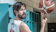 Hat den Spass am Basketball auch mit 38 Jahren noch nicht verloren: der Luzerner Rolf Stallkamp. (Bild: Nadia Schärli (Luzern, 7. November 2017))