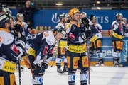 Der Zuger Carl Klingberg (in Blau) liegt am Boden, der überragende ZSC-Keeper Lukas Flüeler hat wieder «dichtgehalten». (Bild: Urs Flüeler/Keystone (Zug, 20. März 2018))