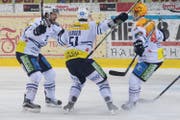 Ambris Mark Bastl, Sven Berger, und Torschuetze zum 1:2 Cory Emmerton, von links, jubeln im zweiten Spiel der Ligaqualifikation, zwischen dem SC Langenthal und dem HC Ambri-Piotta. (Bild: Marcel Bieri/Keystone (Langenthal, 8. April 2017))