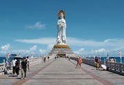 Der Guan Yin Buddha im Nanshan-Tempel ragt insgesamt 108 Meter in die Höhe. Die Statue auf einer künstlich aufgeschütteten Insel ist eine der Hauptsehenswürdigkeiten im Süden Chinas. (Bild: Andreas Faessler)