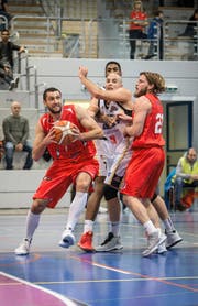 Dominanter Swiss-Central-Topskorer Veselin Veselinov (am Ball). Bild: Manuela Jans-Koch (Luzern, 30. 10. 2016)