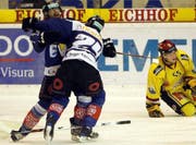 Josh Holden (l.) und Duri Camichel feiern das 2:0. Dem Genfer Vukovic bleibt nur das Nachsehen. (Bild Keystone)