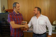 Der Alte und der Neue: Norbert Valis (links, Interimspräsident) übergibt sein Amt an Thomas Müller. (Bild: PD)